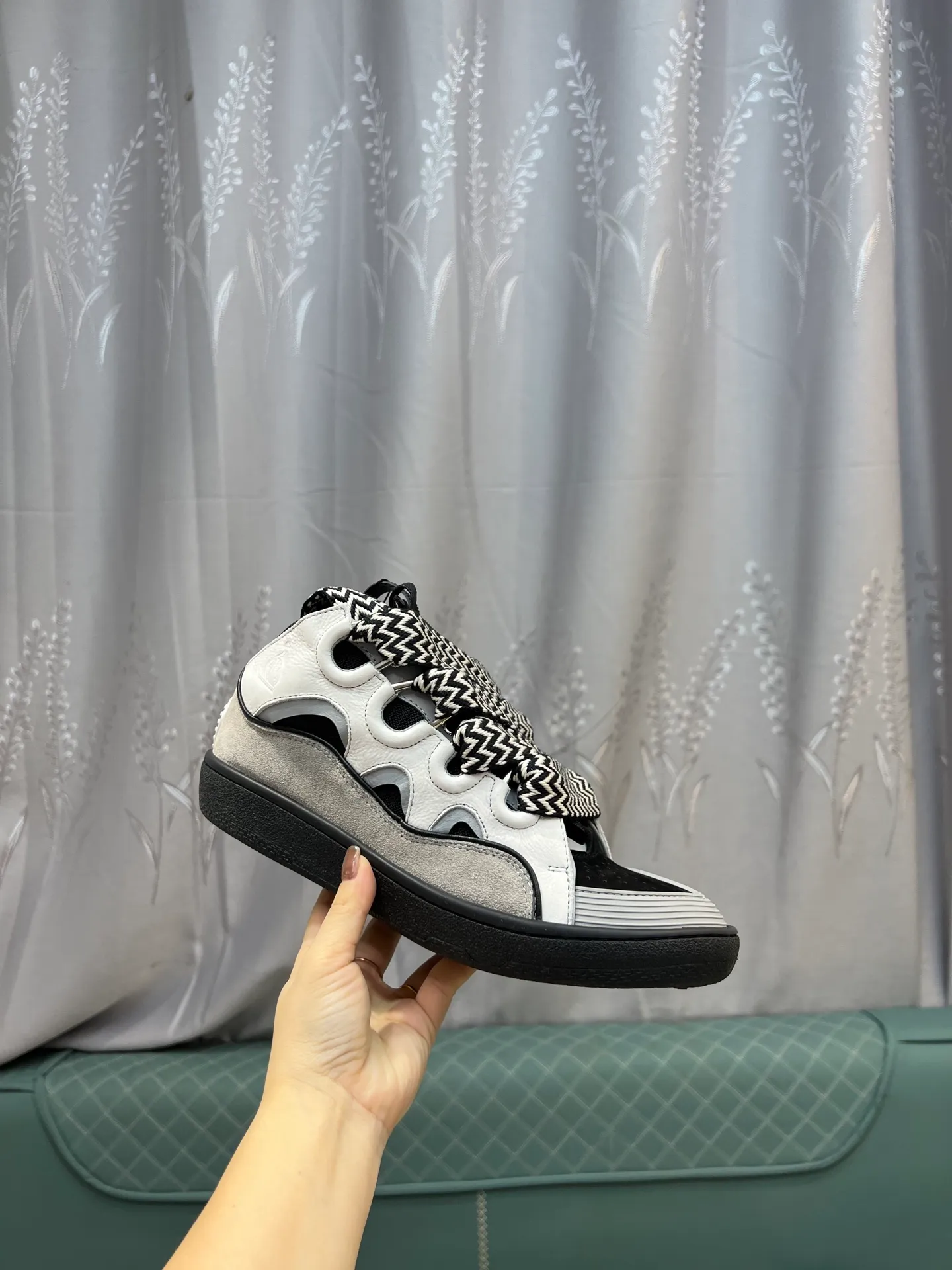 Men's men's shoes💰780 [LANVIN] Latest lace-up fashionable casual sneakers for couples High-quality CLAY couple series‼ ️ The latest trendy products of the season 🌈Many bloggers have planted grass and purchased the original open-mold customization. The upper and outsole are sewn with mark threads without edge sealing. Multiple material splicing combination design. Very versatile for fashionable and casual wear. Comfortable on the feet. Recommended for self-retention (upper cowhide + cow suede + breathable mesh) inner foot pad cowhide exclusive original open-mold clear logo rubber outsole ⚠️36-44 yards (45 custom-made)